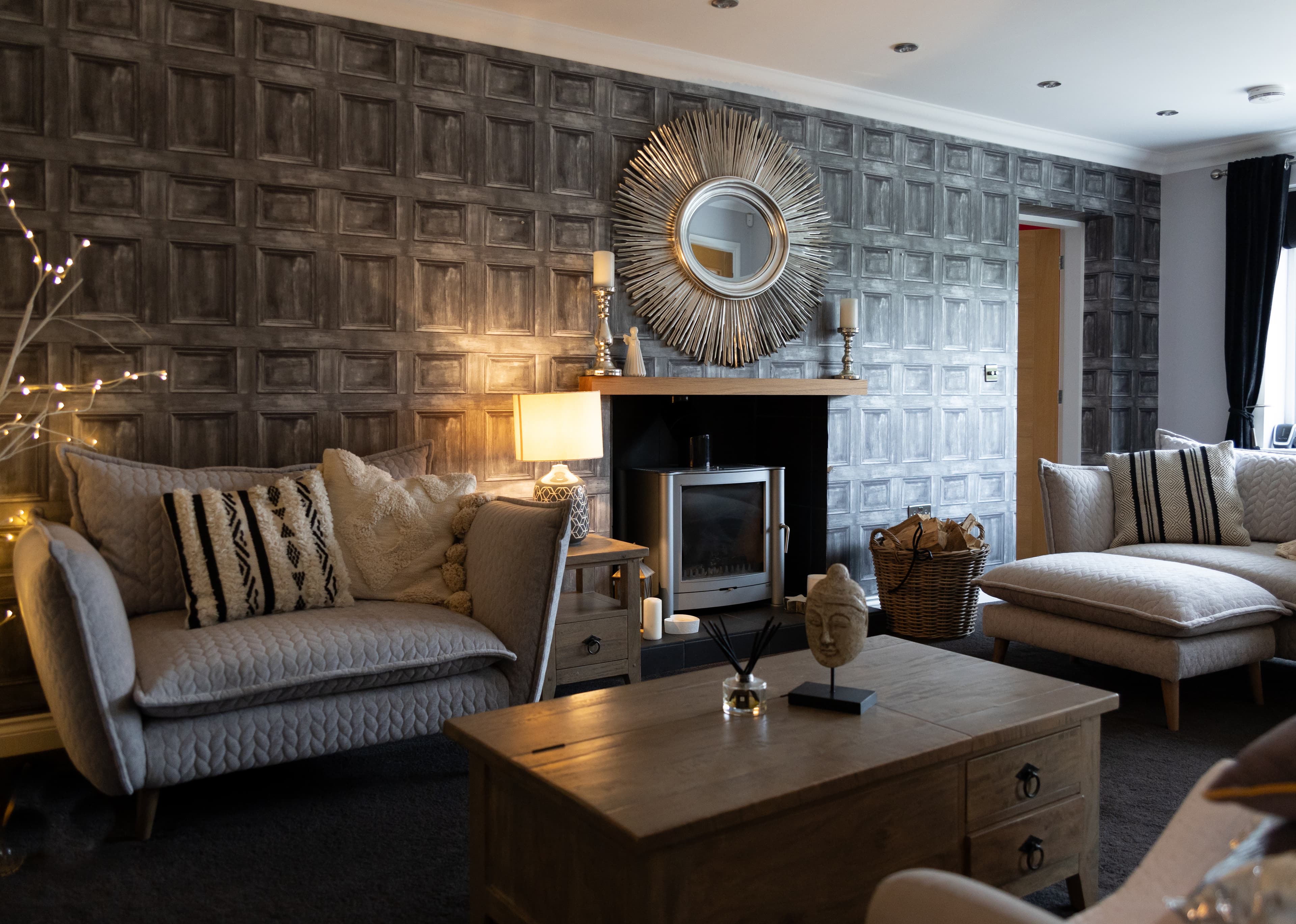 Elegant sitting room at The Luxury House with luxury furnishings, warm ambiance and sophisticated interior design